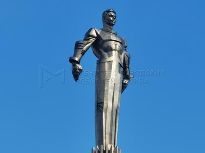 Statue of Yuri Gagarin in Moscow, completed in 1980 | Статуи, Абстрактные  фотографии, Памятники