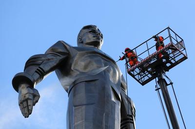 Памятник Юрию Гагарину (Байконур) — Википедия