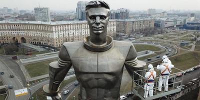 На Сахалине выбросили памятник Гагарину на свалку. Видео
