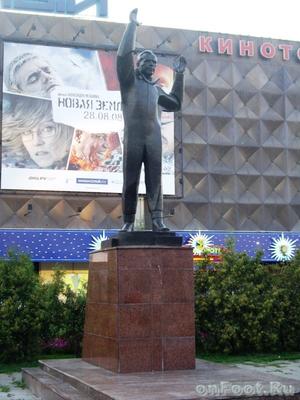 Памятник Юрию Гагарину на площади Гагарина, Москва. Карта, фото, как  добраться – путеводитель по городу на MsMap.ru