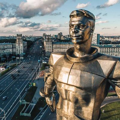Памятник Гагарину в Брянске не могут принять на баланс города - Российская  газета