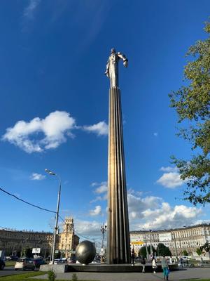 Памятник Гагарину в Москве помыли ко Дню космонавтики :: Новости :: ТВ Центр