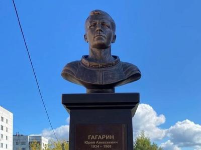 Памятник первому космонавту Ю.А. Гагарину | Туризм в Якутии