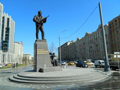 Памятник Михаилу Калашникову — Википедия
