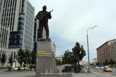 Памятник Калашникову установят в \"Оружейном сквере\" - Российская газета