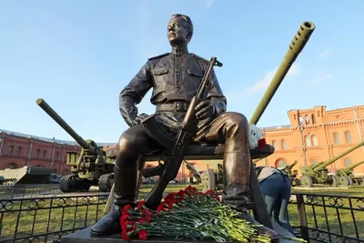 Автор памятника Калашникову допустил появление на нем схемы Шмайссера — РБК