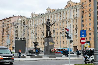 Памятник Михаилу Калашникову в Санкт-Петербурге - Достопримечательность