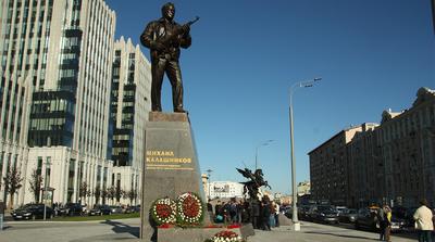 Культурный бренд или уродство: в Москве открыли памятник Калашникову — РБК