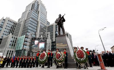 Памятник Калашникову открыли на Садовом кольце в Москве — РБК