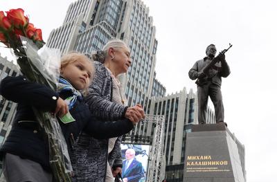 Москвичи против памятника Калашникову в Оружейном переулке - Афиша Daily