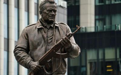 Памятник Михаилу Калашникову в Москве - Монументальная пропаганда