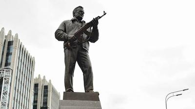 В Москве открыли памятник Михаилу Калашникову — РТ на русском