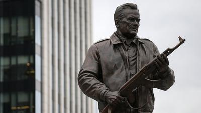 В Москве открыли памятник Михаилу Калашникову - BBC News Русская служба