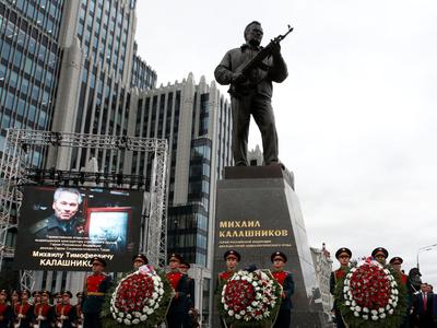 Памятник оружейнику Михаилу Калашникову открылся в Москве