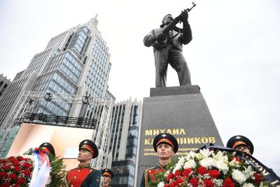 Памятник Михаилу Калашникову в Оружейном Сквере (Москва) * ПАМЯТНИКИ В  РОССИИ