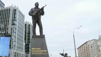 Памятник легендарному Михаилу Калашникову открыли в центре Москвы. Новости.  Первый канал