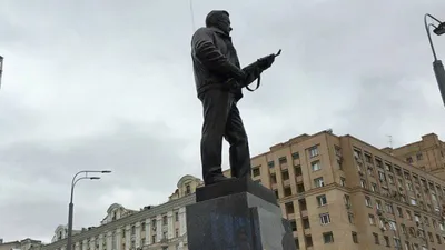 На памятнике Михаилу Калашникову в Москве обнаружили нацистский немецкий  автомат. Скульптор объяснил, что взял изображение «из интернета»