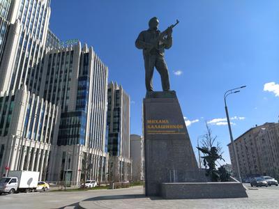 В центре Москвы открыли памятник Михаилу Калашникову - Российская газета
