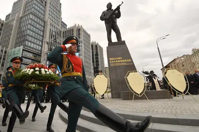 Памятник Михаилу Калашникову в Москве - Достопримечательность
