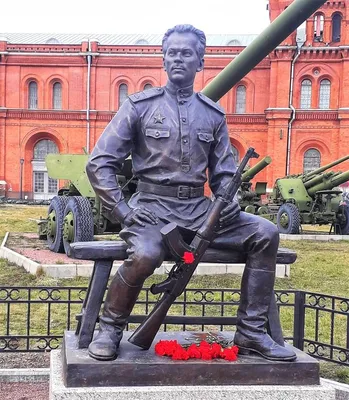 Памятник Калашникову со взрыв-схемой немецкого MKb 42(H) — mgewehr