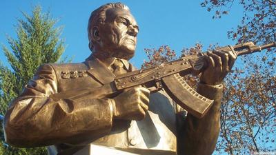 Памятник Михаилу Калашникову, Оружейный переулок у БЦ \"Оружейный\" | Пикабу