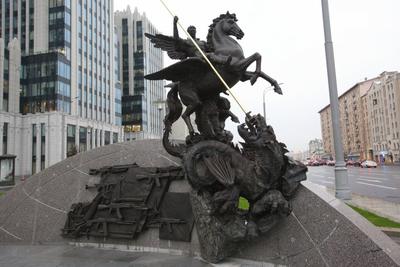В Москве открыли памятник Михаилу Калашникову
