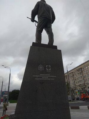 Жуткий памятник Калашникову стал последней каплей терпения арт-сообщества -  МК