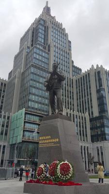Памятник калашникову в Москве фото фотографии