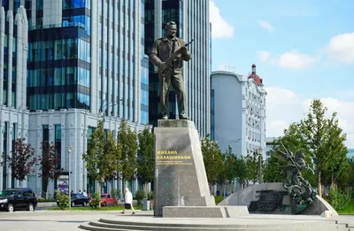 Памятник Михаилу Калашникову в Москве, Оружейный пер., 39 - фото, отзывы  2024, рейтинг, телефон и адрес