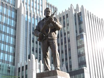 Памятник Михаилу Калашникову, Оружейный переулок у БЦ \"Оружейный\" | Пикабу