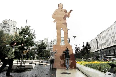 Памятник оружейнику Михаилу Калашникову открылся в Москве