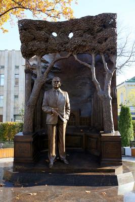 Памятник каримову в Москве фото фотографии