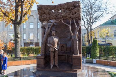 Памятник Исламу Каримову — Википедия