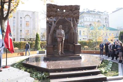 В Москве открыли памятник первому президенту Узбекистана