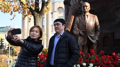 В Москве появился памятник Исламу Каримову :: Новости :: ТВ Центр