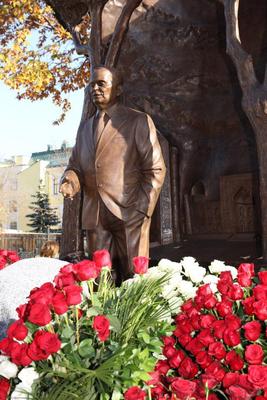 В центре Москвы установили памятник Исламу Каримову