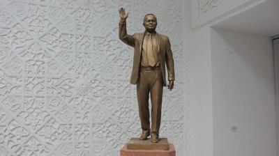 В Узбекистане открыли мавзолей и памятник в честь Ислама Каримова