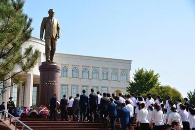 В Москве открыли памятник президенту Узбекистана Исламу Каримову:  фотогалерея