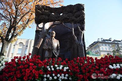 Памятник первому президенту Узбекистана И. Каримову открыли в Москве | РИА  Новости Медиабанк
