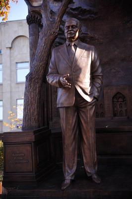 Узбекская Диаспора » В Москве открыли памятник первому президенту  Узбекистана Исламу Каримову