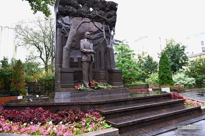 Памятник первому президенту Узбекистана И. Каримову открыли в Москве | РИА  Новости Медиабанк