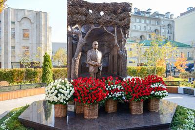 Памятник первому президенту Узбекистана открыли в Москве - Российская газета