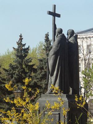 Памятник кириллу и мефодию в Москве фото фотографии
