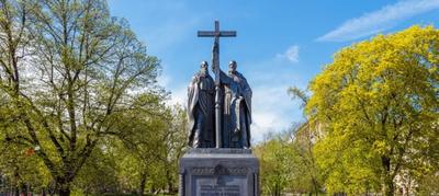 Памятник Кириллу и Мефодию | IZI Travel