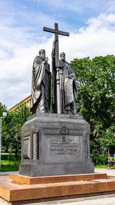 Памятник Кириллу и Мефодию, Ильинский сквер, Славянская площадь. -  Изображение Памятник Кириллу и Мефодию, Москва - Tripadvisor