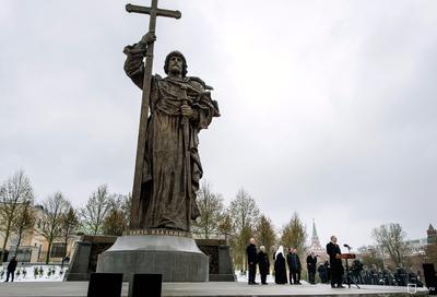 Памятник князю владимиру в Москве фото фотографии