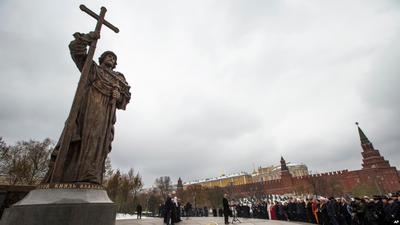 В Москве официально открыли памятник князю Владимиру