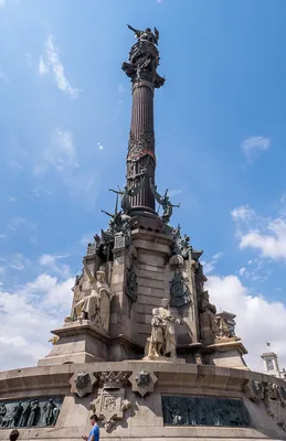 Памятник Колумбу — величественный монумент всемирно известному  мореплавателю, расположенный в городе Барселоне. ~ Открытка (плейкаст)