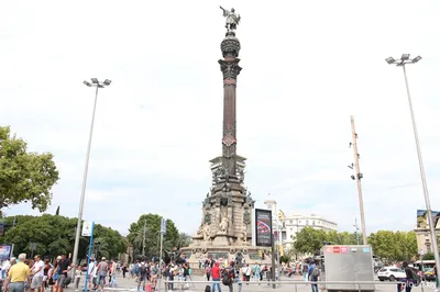 Памятник Колумбу На Площади Портальделапо В Барселоне Испания — стоковые  фотографии и другие картинки Rambla del Mar - iStock