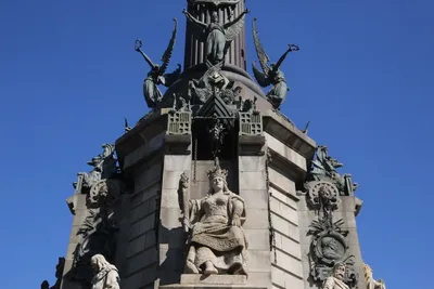 Памятник колумбу на набережной в барселоне, каталония, испания. | Премиум  Фото